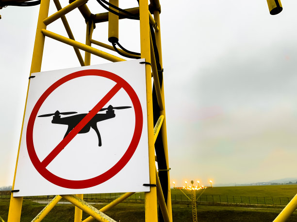 机场进场走廊有无人机警告标志。图片下载