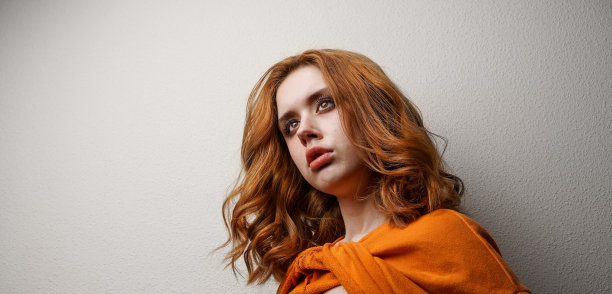 红发是现代青年的自然生活方式形象。图片下载