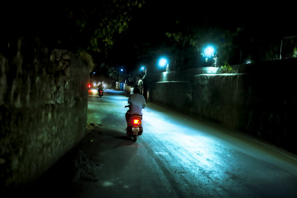 交通拥挤的城市道路。是在晚上拍的。图片下载