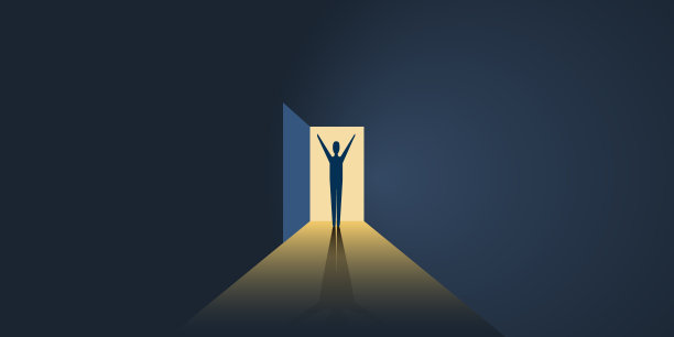 在一个黑暗的房间里的快乐的人，透过一扇敞开的门有光图片下载