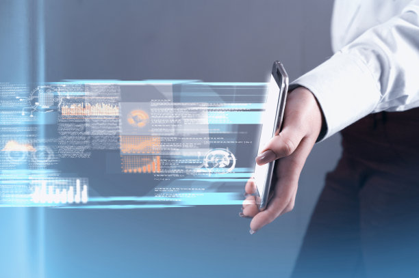 手持智能手机并传输数据。未来技术的概念。图片下载