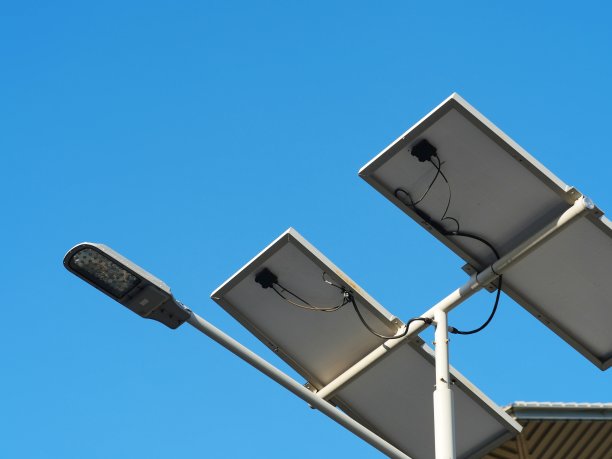 带有光伏板的路灯灯杆图片下载