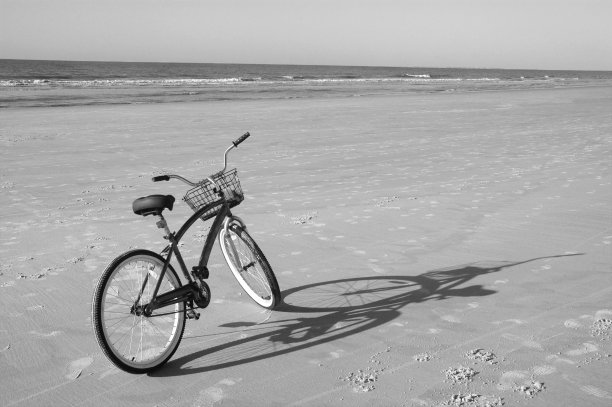 在大西洋前的海滩上的自行车拍摄的黑白照片图片下载