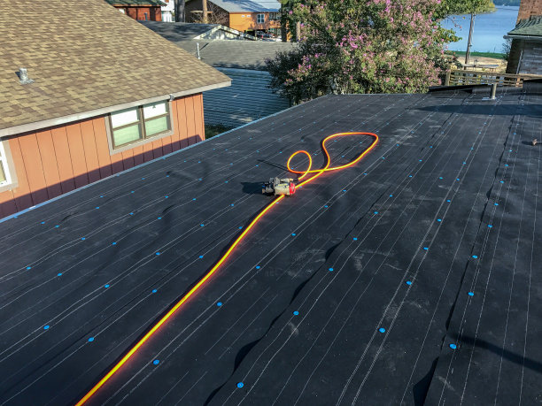 屋顶钉坐在新屋顶安装图片下载