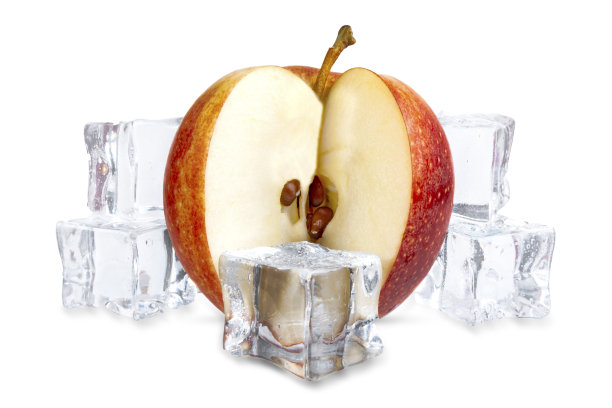 白色背景上加冰块的切片苹果图片下载