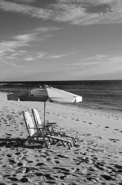 大西洋上的沙滩伞和椅子用黑白照片拍摄图片下载