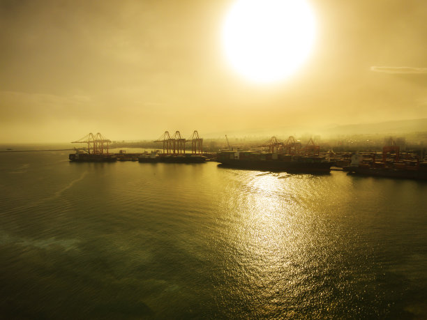 日落时工业港的鸟瞰图图片下载