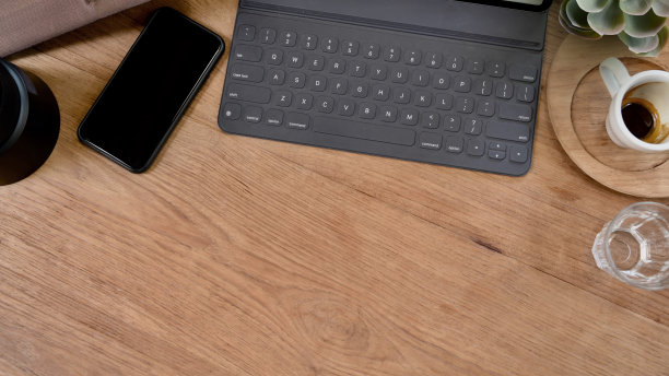 俯视图工作空间木桌子和办公用品图片下载