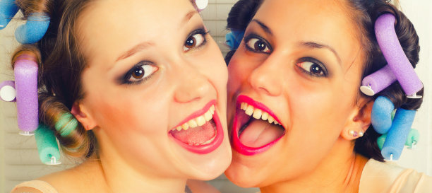 两位年轻漂亮的家庭主妇图片下载