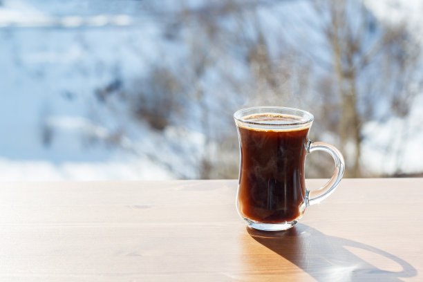 桌上有一杯咖啡图片下载