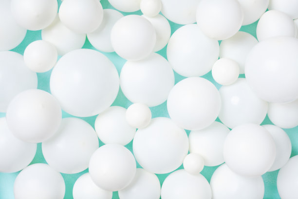 白色气球图案在彩色薄荷桌上。派对或生日背景。平的。图片下载