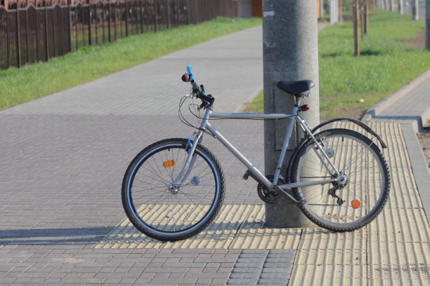 自行车停在水泥柱子旁边。图片下载