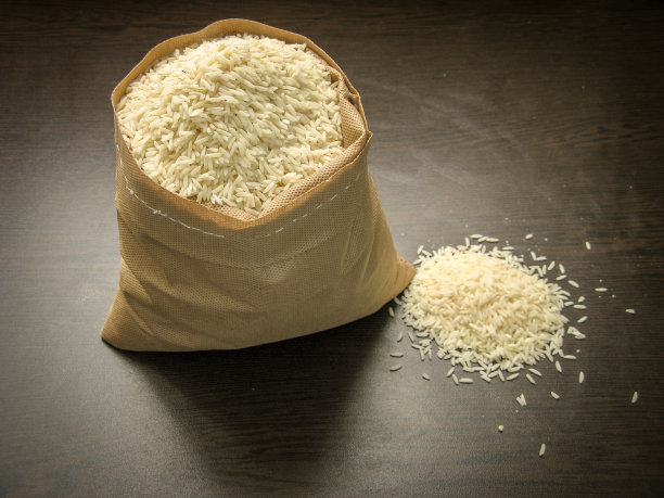 未经烹煮的当地哈希米大米图片下载