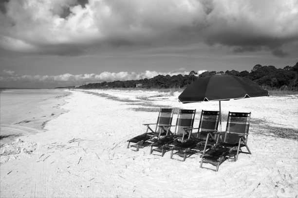 大西洋上的沙滩伞和椅子用黑白照片拍摄图片下载