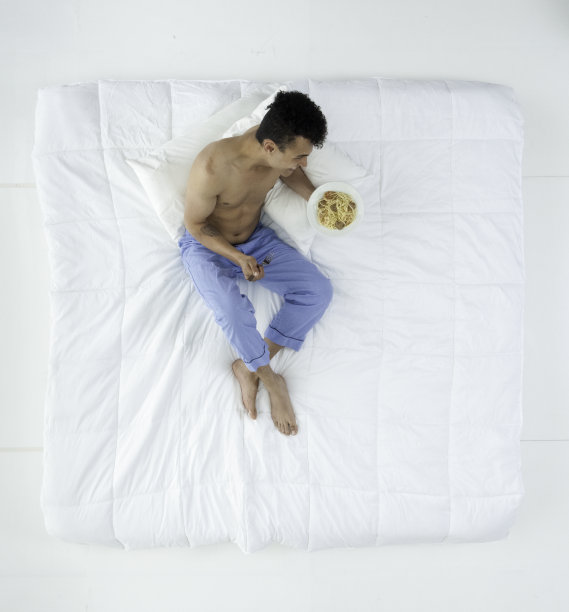 性感的非裔美国人在床上图片下载