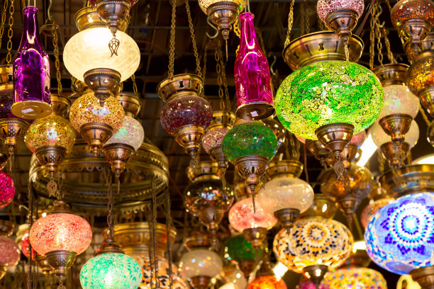 马赛克彩色奥斯曼灯具来自大巴扎，土耳其伊斯坦布尔。伊斯坦布尔的灯笼市场。图片下载