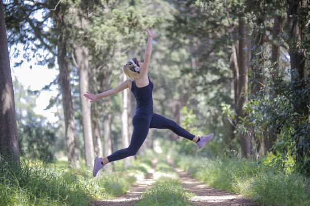 街上美丽的舞女图片下载