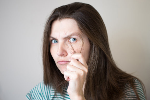 女性脱发概念。一个头发有问题的女孩。图片下载