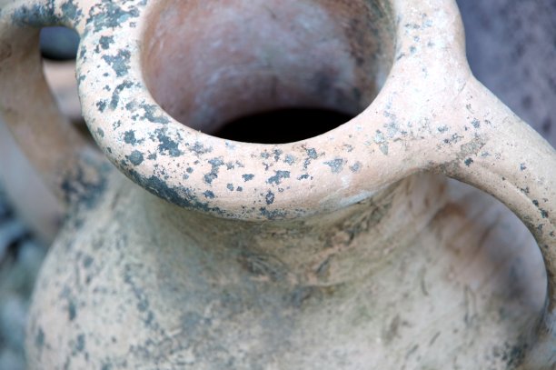 局部观察旧陶罐与汉高图片下载