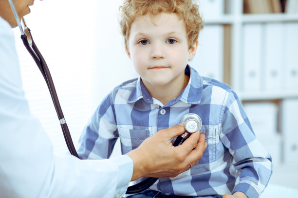 医生和病人的孩子。医生正在检查小男孩。定期到诊所看病。医学保健理念图片下载