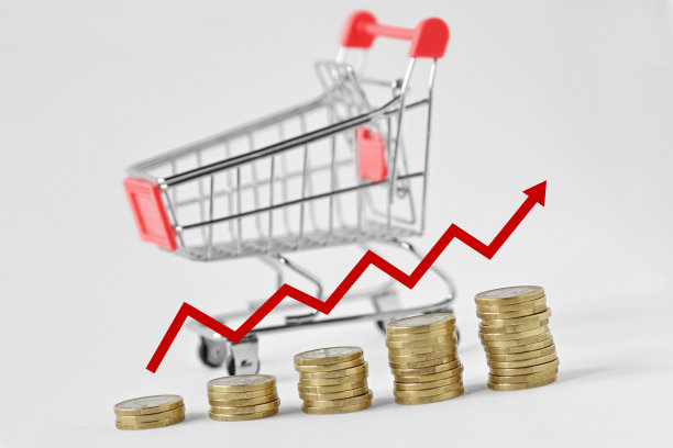 一堆硬币与箭头和购物车的背景-增加购买的概念图片下载