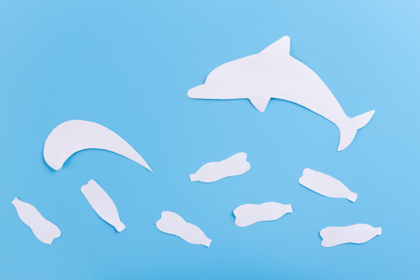 水下垃圾鲸鱼图片下载