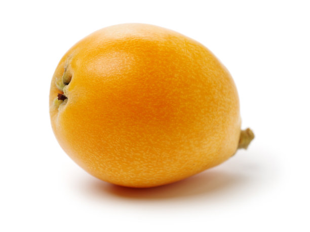 近距离观察一些孤立的枇杷在一个白色的背景图片下载