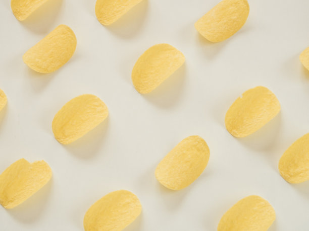 土豆片图案上的白色背景图片下载