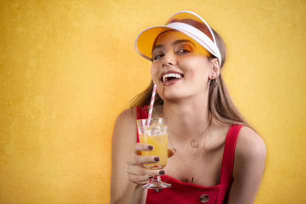 生活方式的概念。年轻美女喝鸡尾酒的肖像图片下载