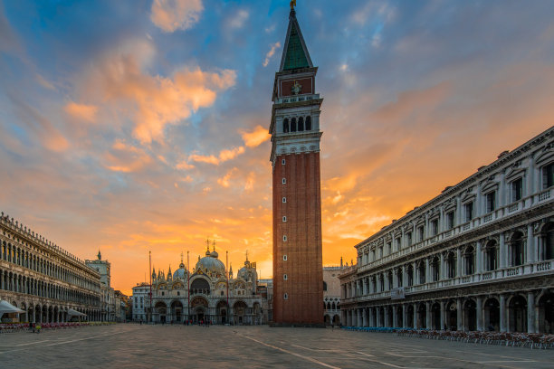 美丽的日落在圣马可广场与康帕尼勒和圣马可大教堂。色彩斑斓的威尼斯夜景，意大利，欧洲。旅游概念的背景。艺术风格后期处理照片。图片下载