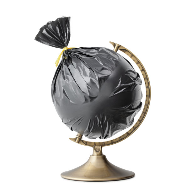 一个装在黑色塑料袋里的地球，就像白色背景上的垃圾图片下载