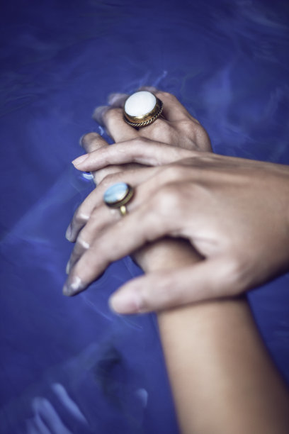 手放在水中，戴上戒指图片下载