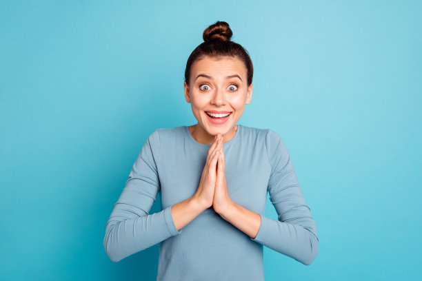 她的肖像，她漂亮的，迷人的，可爱的，愉快的，快乐的女孩祈祷理想的礼物惊喜孤立在明亮生动的亮绿松石背景图片下载