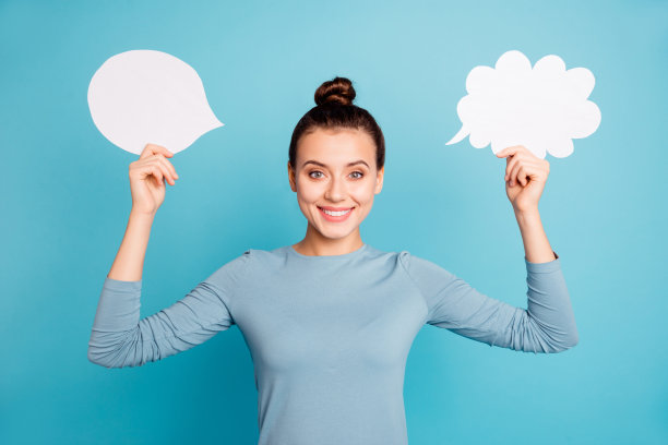 她的特写肖像，她漂亮的，迷人的，可爱的，愉快的，快乐的女孩手里拿着两个泡沫板孤立在明亮生动的亮绿松石背景图片下载