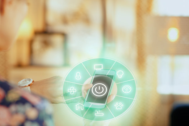 现代家庭主妇在家里用智能手机的特写。图片下载