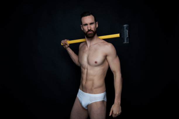 穿着白色内裤拿着大锤的性感男人图片下载