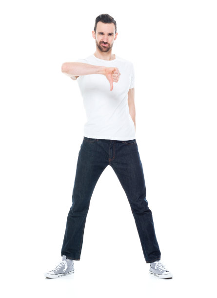 穿着白衬衫和牛仔裤的帅哥图片下载