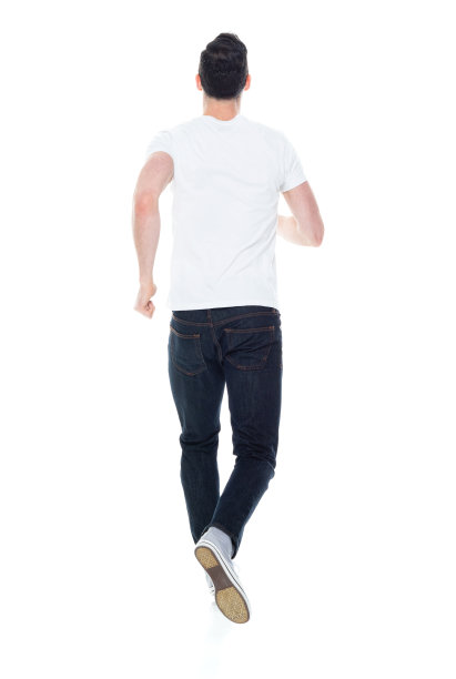 穿着白衬衫和牛仔裤的帅哥图片下载