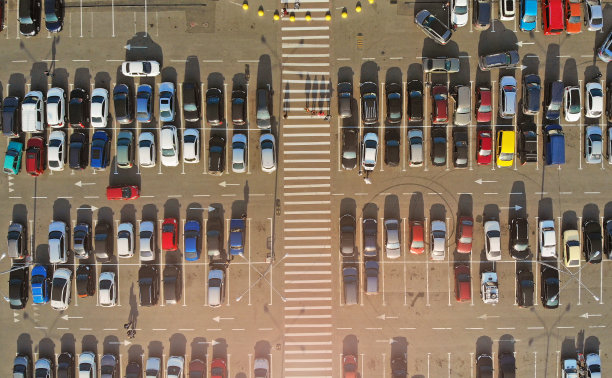 天线。商场附近的停车场。图片下载