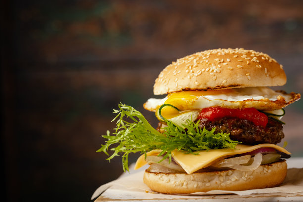 深色木质背景上的鸡蛋汉堡图片下载