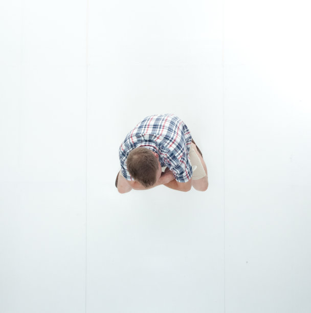 正上方的男士穿着休闲服，坐在椅子上图片下载