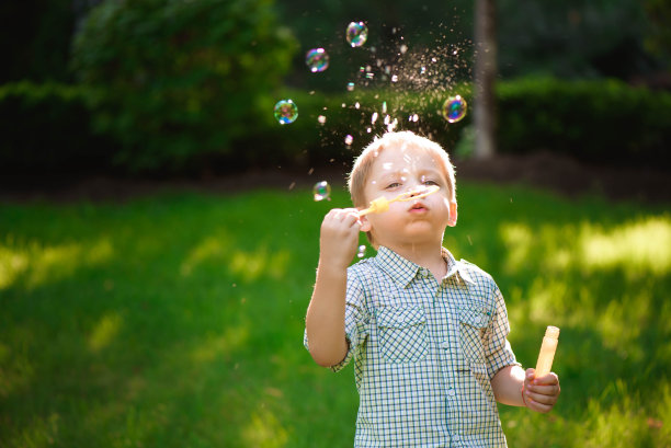 夏天，快乐的男孩在户外玩泡泡图片下载