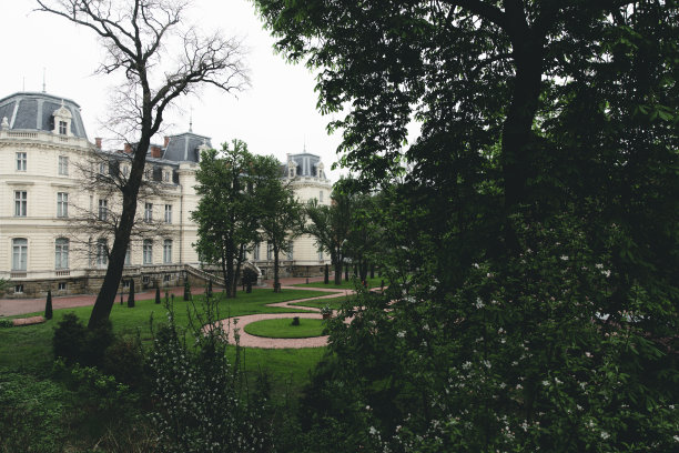 美丽的花园和古老的建筑在利沃夫，乌克兰图片下载