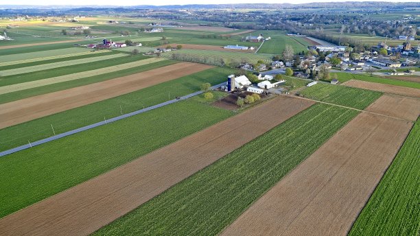 在一个阳光明媚的日子里阿米什农场和乡村的鸟瞰图图片下载