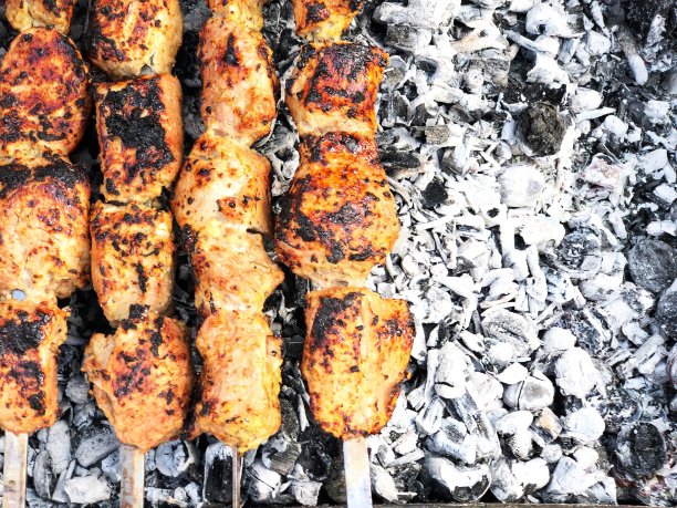 在火和木炭上烤肉。烤肉串图片下载