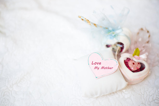 祝您母亲节快乐。我没有一天停止爱你。你是我生命中的唯一。母亲节和甜蜜的日子，爱的概念。白色的心形盒子，上面用白色的玫瑰面料写着“爱我的妈妈”。图片下载