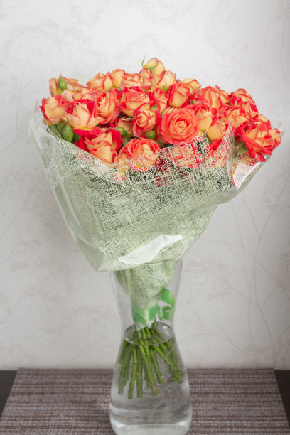 一大束美丽的橙色玫瑰在包裹里图片下载