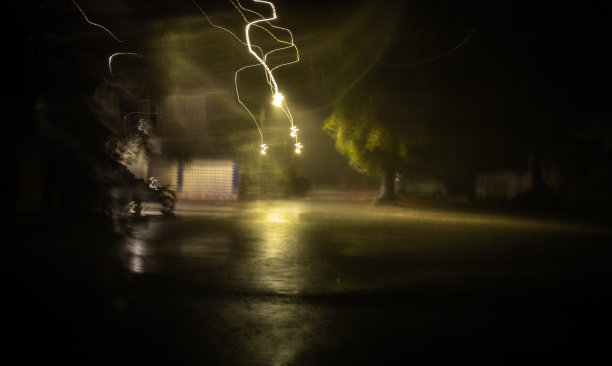下雨时电流会产生火花图片下载