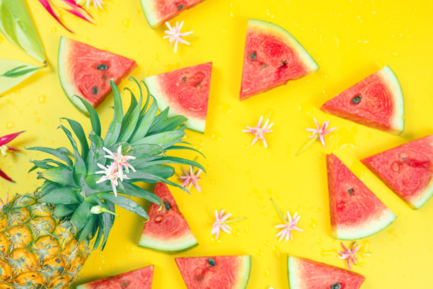 网页横幅和最小的平铺创意设计组夏季水果与新鲜的西瓜和松树苹果在柔和的黄色背景图片下载