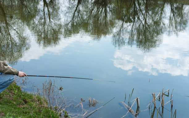 渔夫捉鱼图片下载